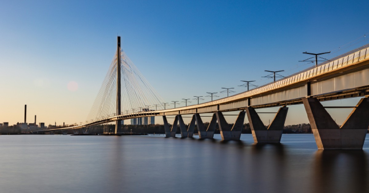 Podul Kruunuvuorensilta la apus, cel mai lung pod din Finlanda, Helsinki