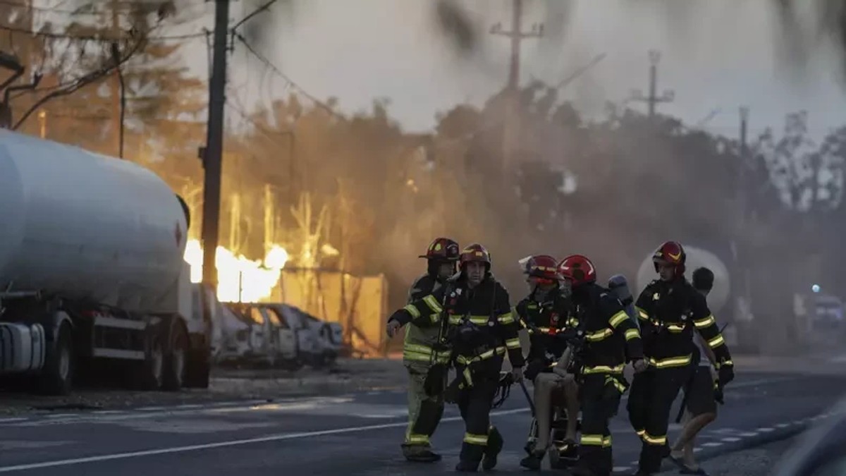 Pompieri intervenind la incendiul provocat de exploziile de la stația GPL din Crevedia Foto Inquam Photos / Octav Ganea