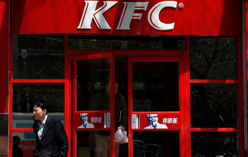 Afaceristul care a dus KFC în Marea Britanie este foc și pară: "E îngrozitor! Nu mai mănânc niciodată de acolo"