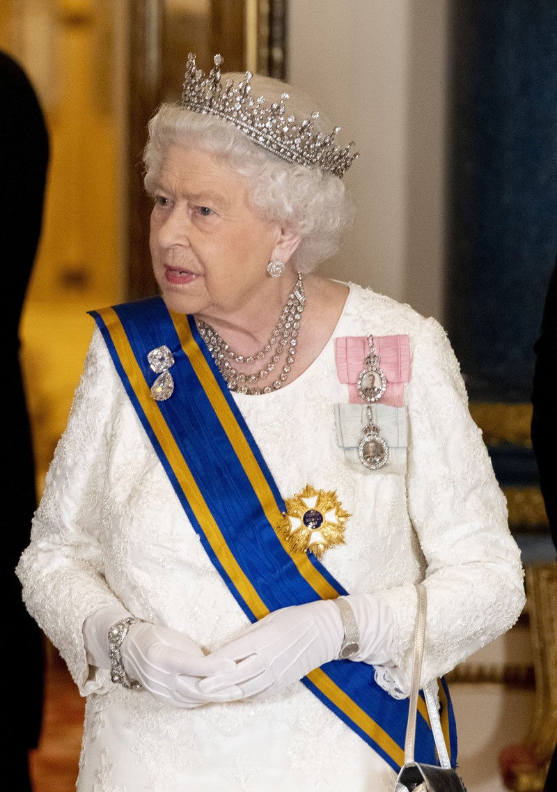 Regina Elisabeta a II-a le retrage nepotului său și soției acestuia dreptul de a folosi titulatura “Royal”
