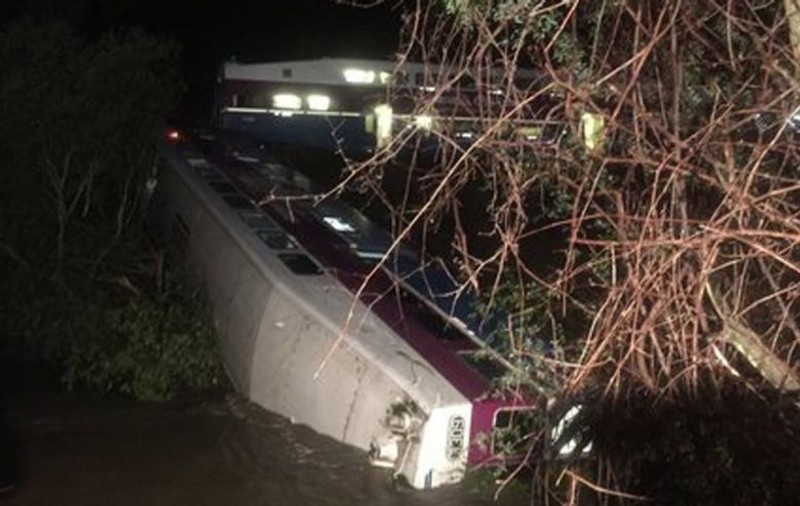 Cel puțin 14 persoane au fost rănite, după ce un tren de pasageri a deraiat în California! VIDEO