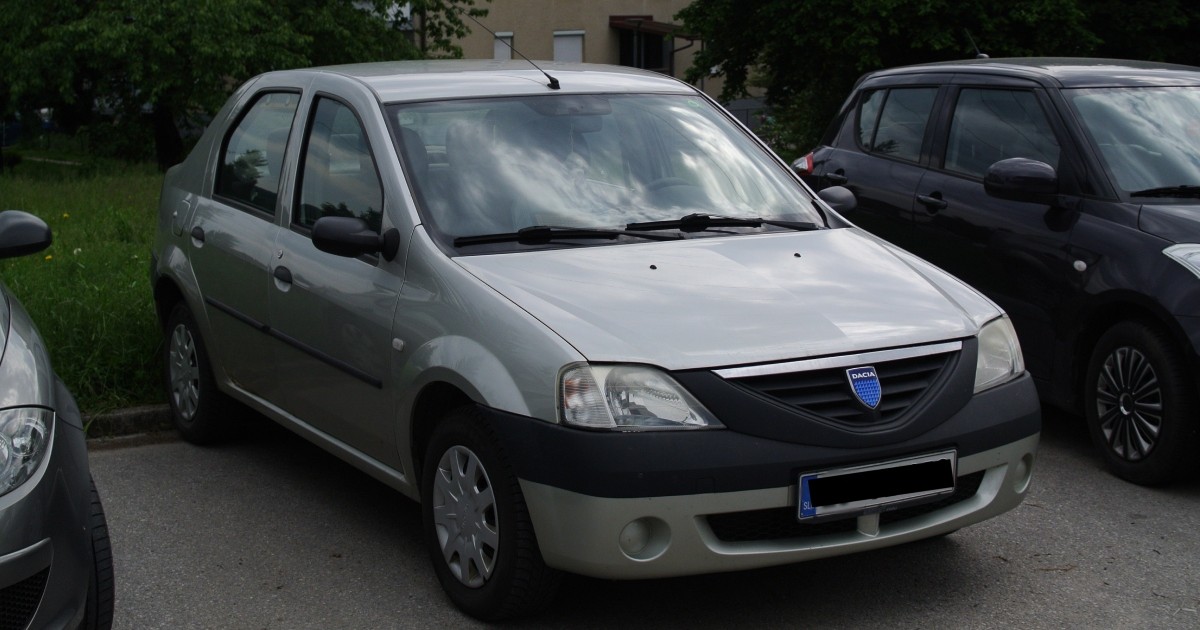 O mașină Dacia Logan gri, într-o parcare.