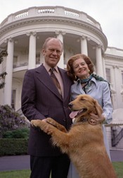 Gerald Ford și soția sa, Betty, pozând la Casa Albă cu Golden Retriever-ul Liberty. Foto: Profimedia