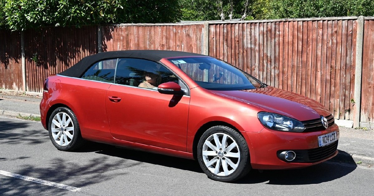 Volkswagen Golf SE BlueMotion Technology TDI decapotabil, de culoare roșie