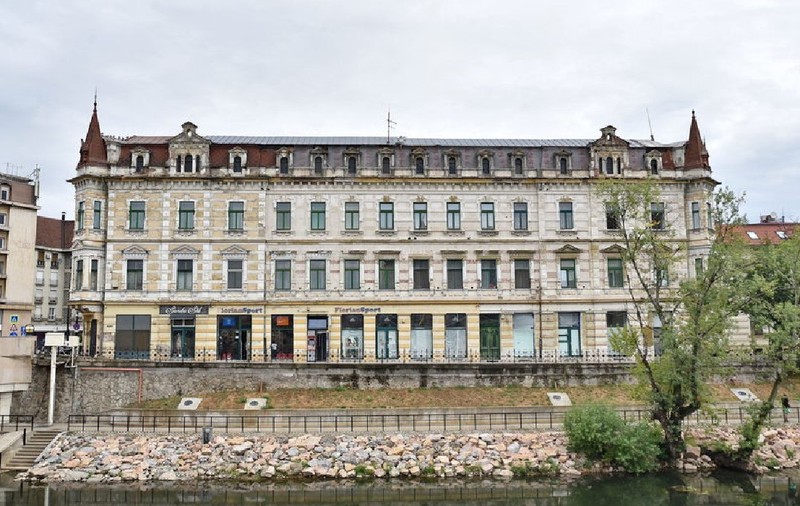 Locuitorii din Oradea, în pericol să fie răniți, din cauza unui conflict între primar și constructorul Casei Levay