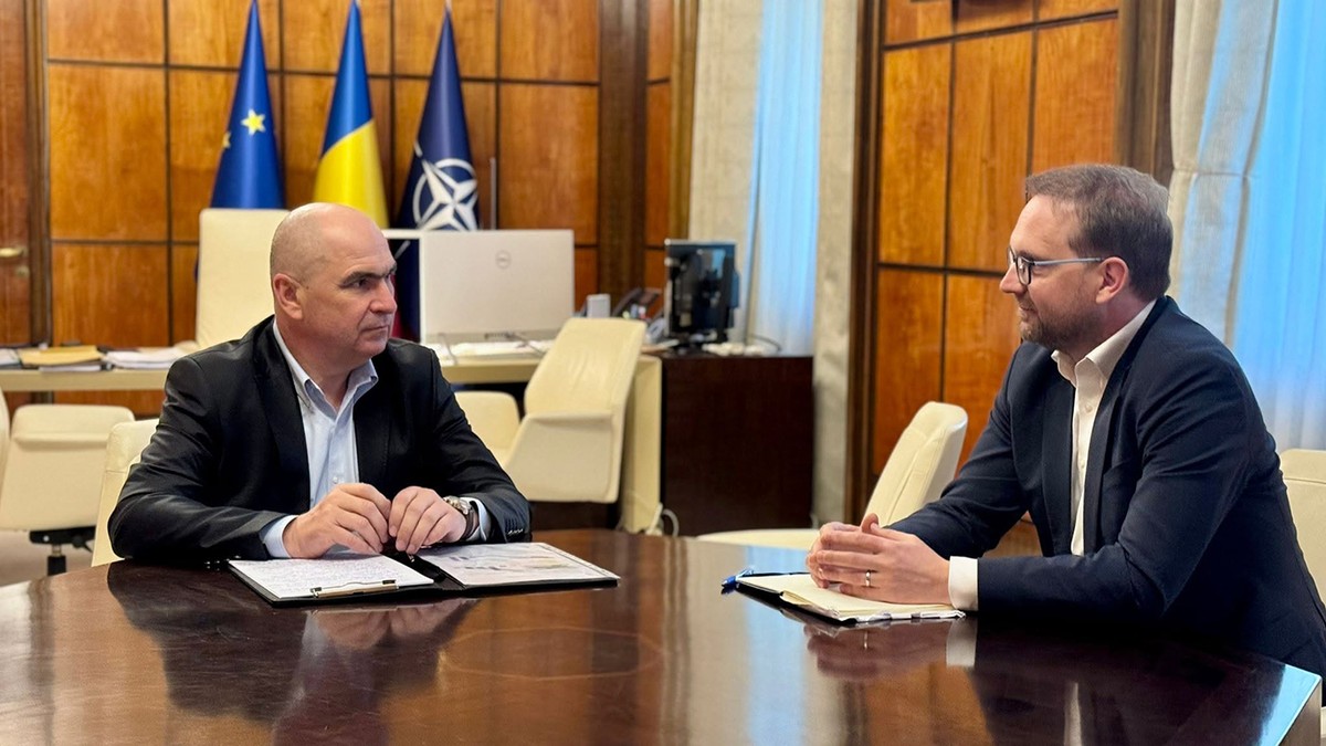 Doi politicieni stau de vorba intr-un birou