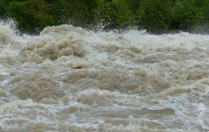 Cod portocaliu de inundaţii pe râuri din 23 de judeţe, în acest weekend