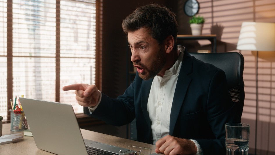 Un angajat al unei companii de software a câștigat un proces de răsunet, primind despăgubiri în valoare de 12 milioane de dolari, după ce a fost concediat pentru insultarea superiorului său într-un apel video de serviciu. 