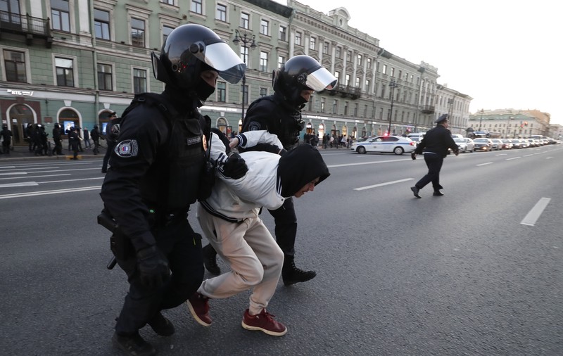 Un bărbat din St. Petersburg a primit interdicție de a ieși din casă pe timpul nopții pentru că a scris „Slavă Ucrainei! Glorie eroilor”