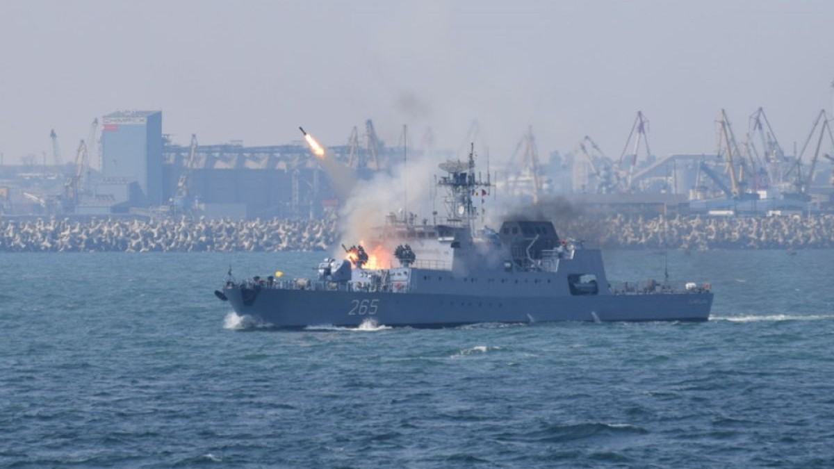 Navă a Marinei Militare în timpul unei exercițiu, pe 14 august 2016