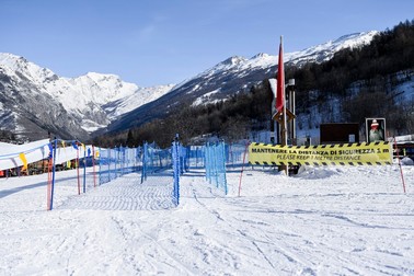 15 Febbraio 2021 Bardonecchia (To), Italia Sport, Cronaca Stop allo sci. Dopo lo stop del CTS nella serata del 14 Febbraio, gli impianti non possono riaprire. Nella foto: Ingresso degli impianti di risalita, predisposto per il distanziamento February 15, 2021 Barconecchia (T), Italy sport soccer Stop skiing. After the stop of the CTS on the evening of February 14, the ski slopes cannot reopen. In the pic: Entrance to the ski lifts, prepared for spacing,Image: 591121733, License: Rights-managed, Restrictions: , Model Release: no