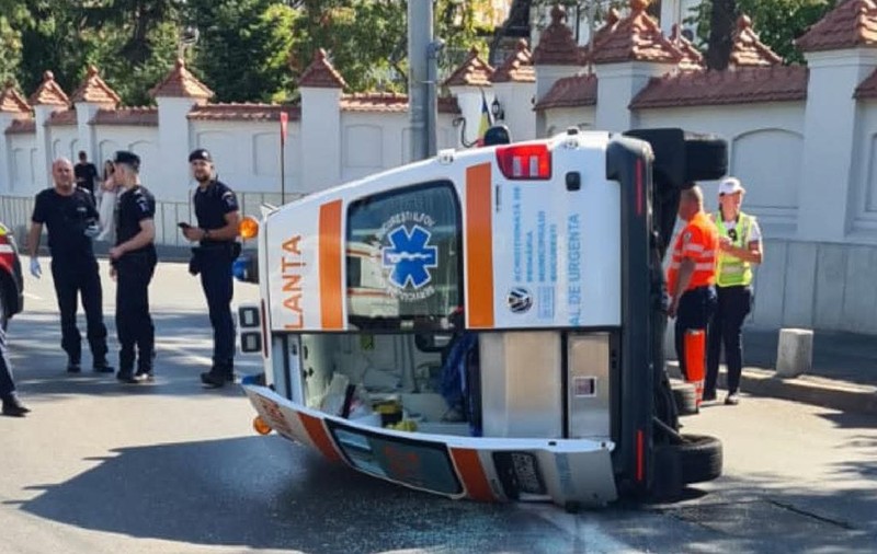 O șoferiță din București a intrat direct într-o ambulanță carea avea semnalele acustice și sonore active, în intersecția Leu
