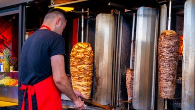 A,Man,With,A,Big,Knife,Cooks,A,Doner,Shawarma