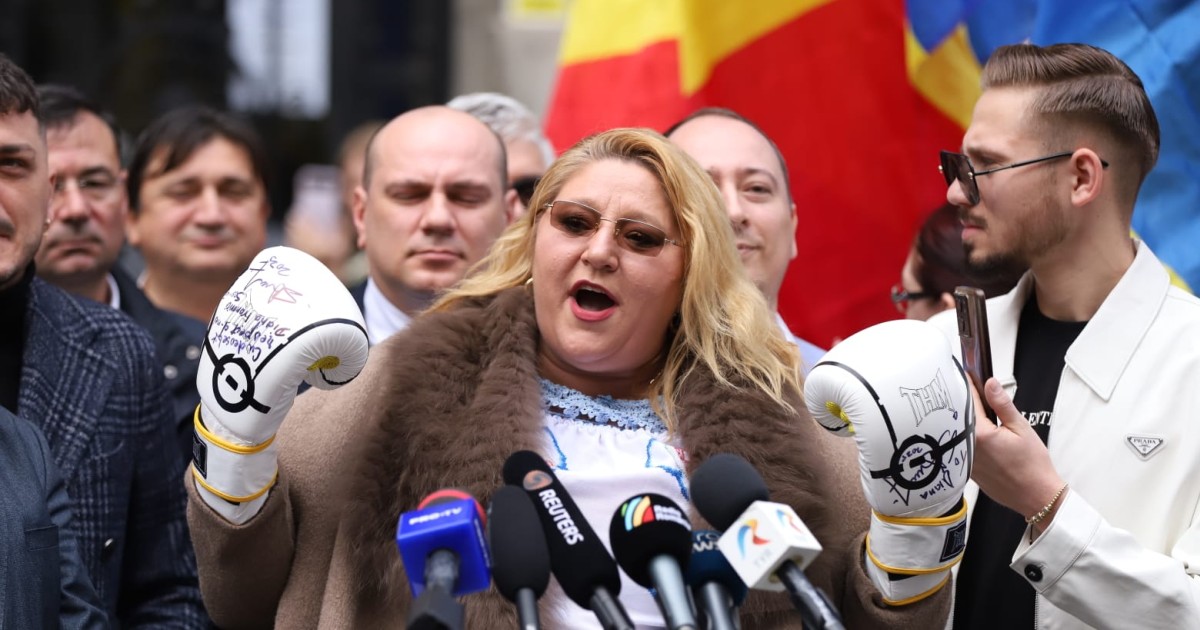 Diana Șoșoacă, cu mănuși de box în mâini în fața Biroului Electoral Central, 13 martie 2025
