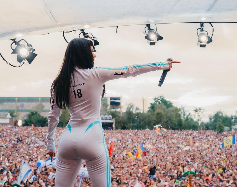 INNA a cântat la festivalul Tomorrowland 2022. A ajuns în Belgia cu un avion privat și s-a plimbat cu Ferrari