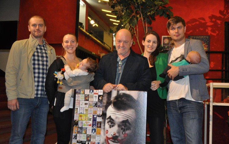 Emoție de toamnă pentru Nicu Alifantis. Nepoțeii au venit la teatru să-l sărbătorească