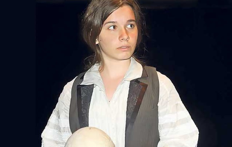 Fata lui Gică Hagi îşi promovează pe internet pasiunea pentru teatru | FOTO