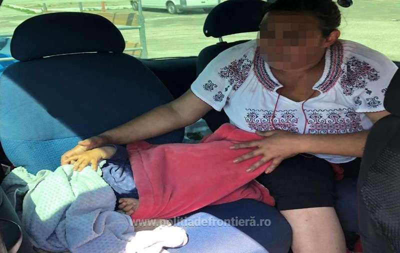 O fetiță ascunsă sub pătură a fost descoperită la Vama Nădlac. Părinții voiau să o treacă ilegal frontiera