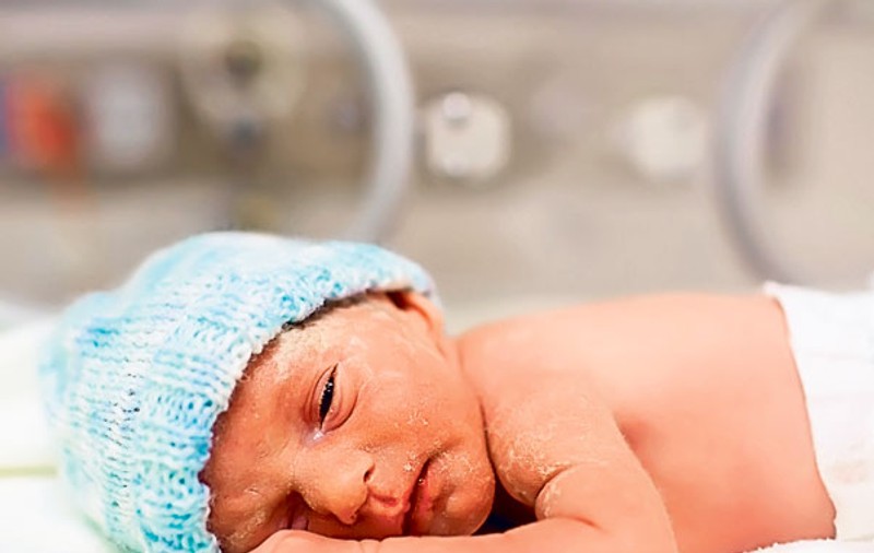 Miracol la Lugoj! Un bebeluş de numai 900 grame s-a născut perfect sănătos şi poate respira singur