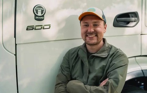Un șofer german și câinele lui reinventează provocarea lui Jules Verne: 45.000 km în jurul Pământului, cu un camion electric și doar 80 de încărcări