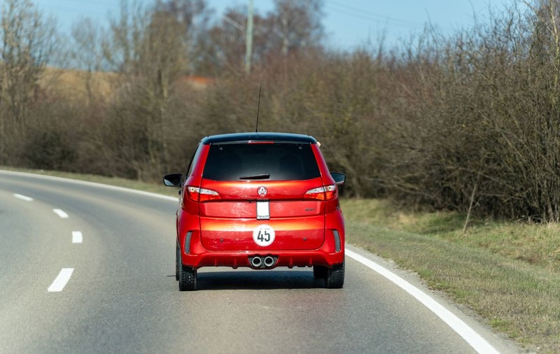 Noi reguli propuse pentru șoferii de 16 ani care conduc microcaruri: nu vor mai avea voie să circule pe anumite drumuri