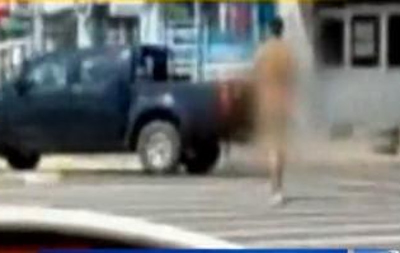 Video | Un bărbat s-a plimbat gol puşcă prin Târgovişte