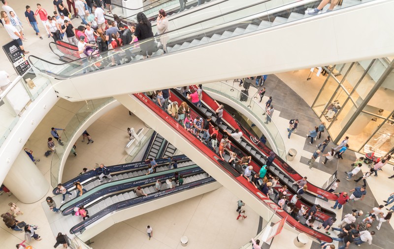 Mall-ul a devenit spațiu public, iar hainele ajung să fie mai de preț decât omul