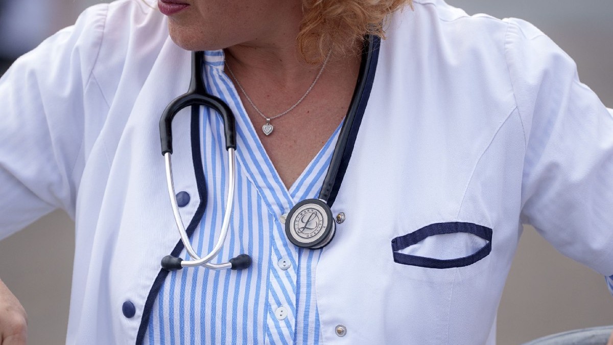 Un medic cu stetoscop la gât
