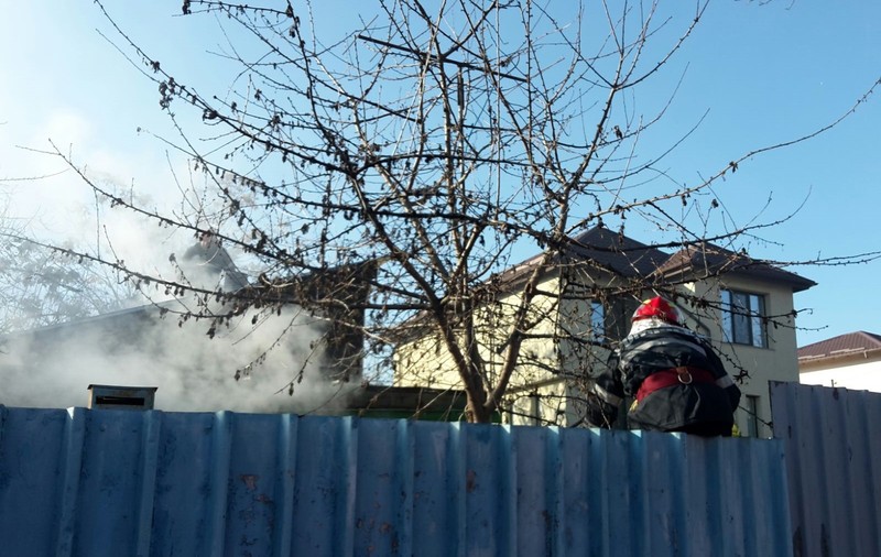 Doi morţi în urma unui incendiu puternic izbucnit din cauza unei sobe defecte, la Galați| FOTO,VIDEO