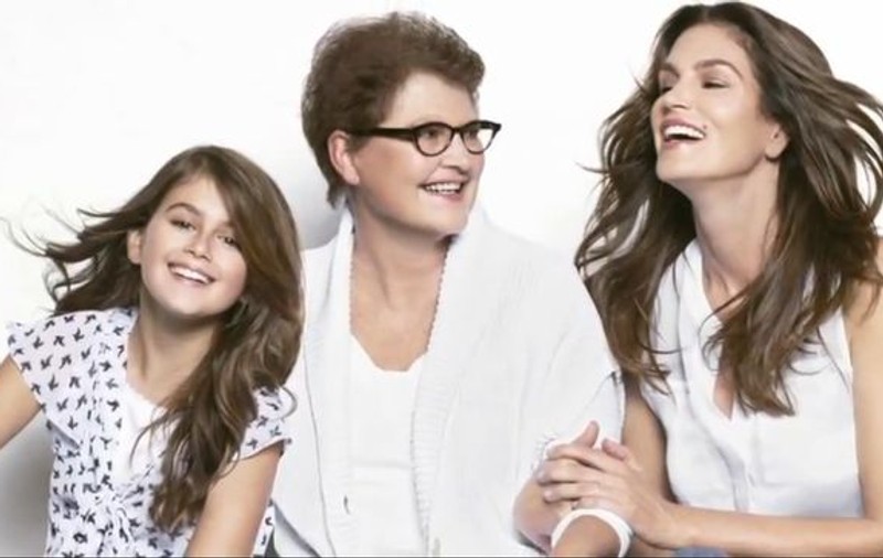Cindy Crawford a pozat alături de mama și de fiica ei. Care-i mai frumoasă?