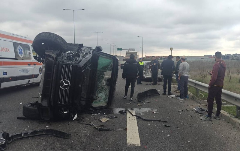 Mercedes G Class, răsturnat de un Ford Mondeo, pe A3, la intrarea în Voluntari: șoferul din Ford staționa pe autostradă