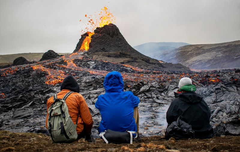 Vulcanul care a erupt în Islanda, principalul punct de atracție al insulei. Unii turiști chiar au fript cârnați deasupra pământului încins
