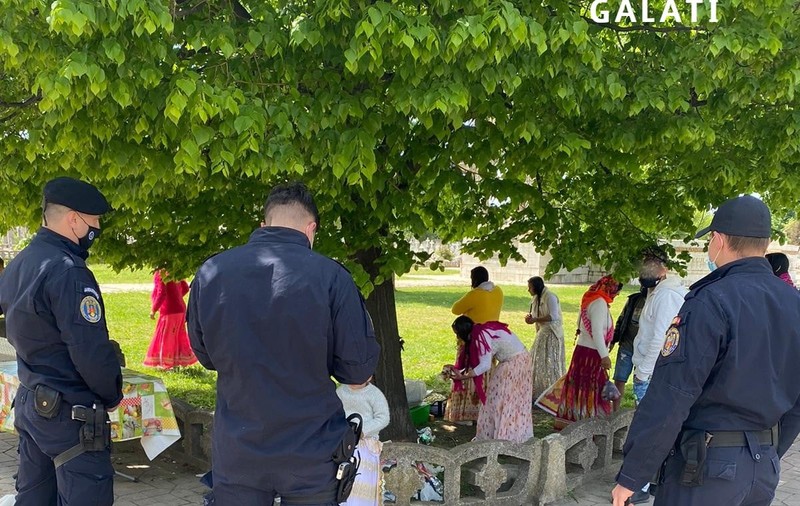 La picnic, într-un cimitir din Galați. „Revoltate că au fost întrerupte, persoanele au început să facă scandal”