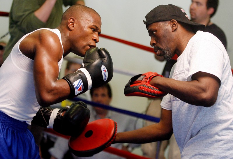 Floyd Mayweather (stânga) menține suspandul FOTO: EPA
