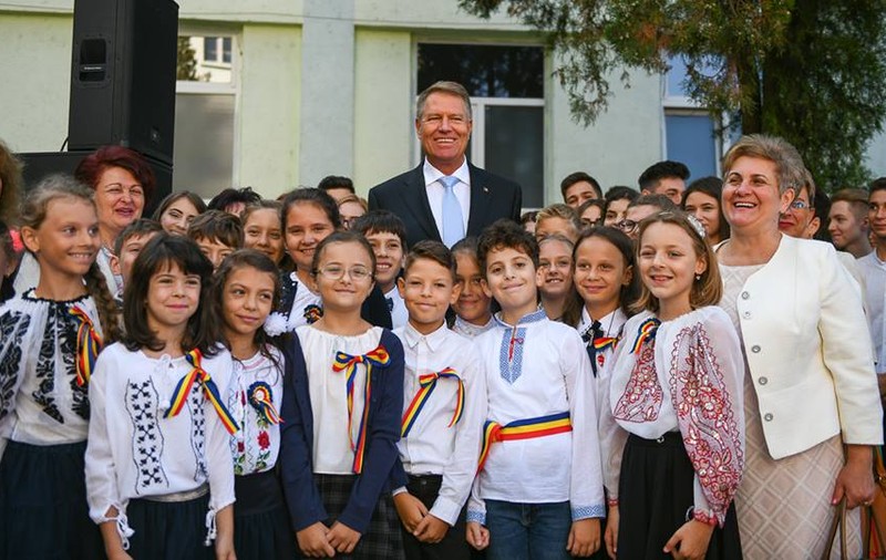 UPDATE. Iohannis, la ceremonia de deschidere a anului școlar, la Alba Iulia: Reformele au stat mai degrabă sub deviza "un pas înainte şi doi înapoi"