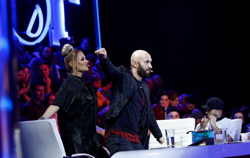 Metodele prin care Delia își relaxeaza colegii jurați la "iUmor". Cum a fost surprinsă artista
