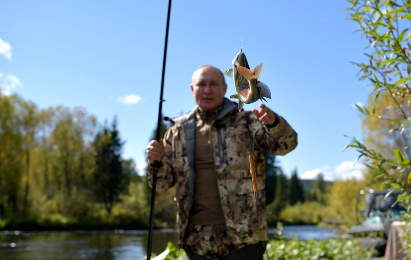 Kremlinul marchează ieșirea lui Putin din carantină cu poze cu acesta la pescuit