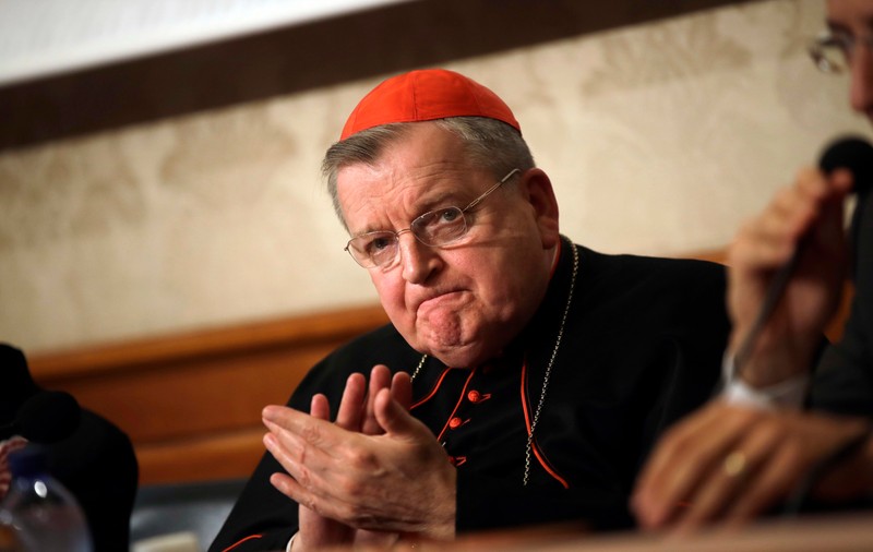 „Ei bine, sunt încă în viaţă". Cardinalul Raymond Burke, un critic acerb al Papei Francisc, a avut o rară întâlnire cu Suveranul Pontif. FOTO