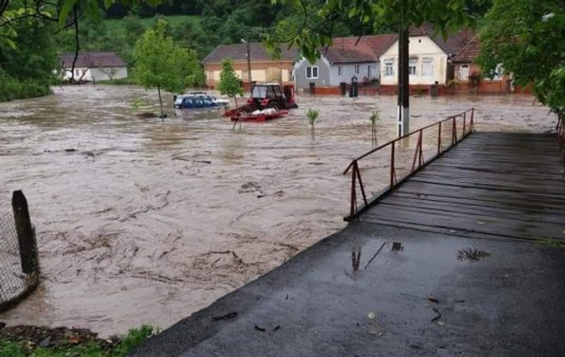 Ploile torențiale au făcut din nou prăpăd în țară. Gospodării și străzi inundate, drumuri blocate de ape