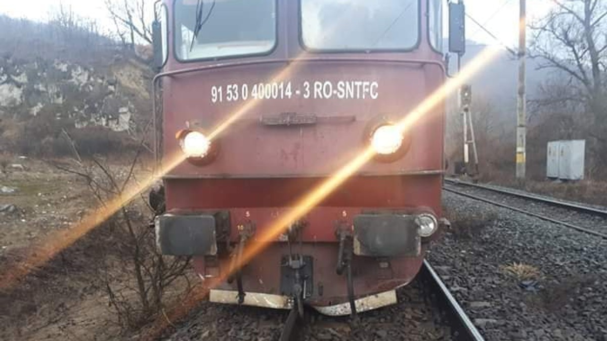 Locomotiva unui tren Regio a deraiat în judeţul Suceava. Traficul feroviar este blocat