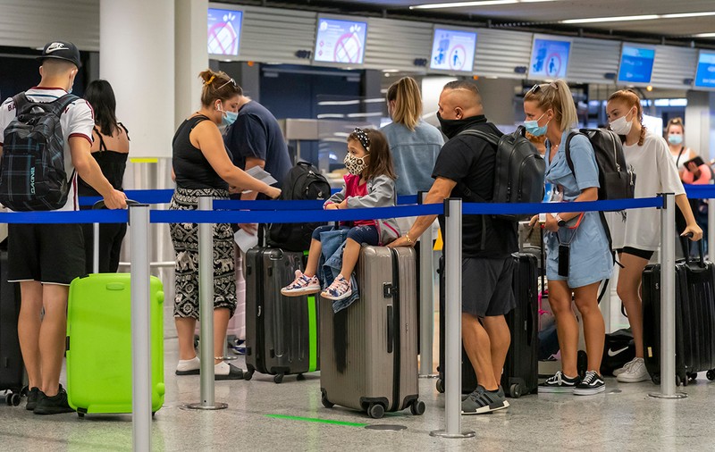 Adulții vaccinați anti-COVID scapă de carantină la întoarcerea în România, dar copiii, care nu pot fi imunizați, intră în izolare