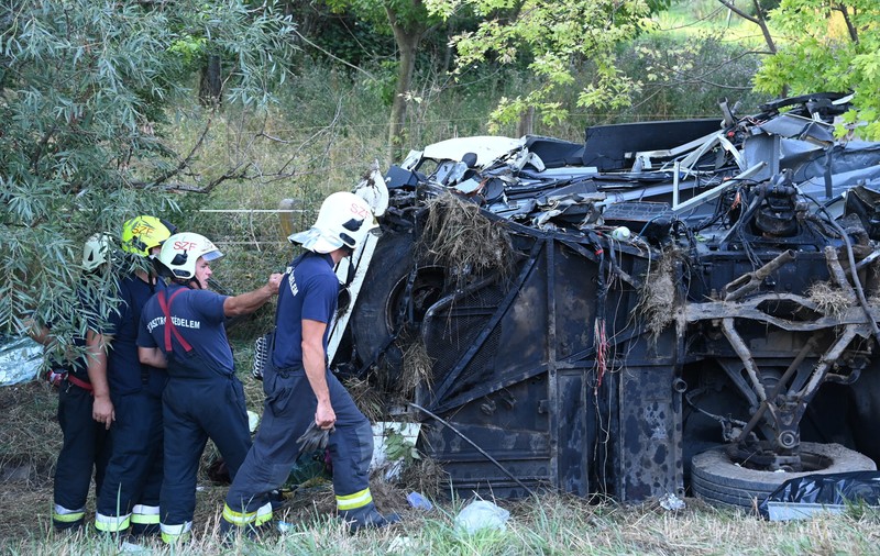 Opt morți pe o autostradă din Ungaria, după ce autocarul în care se aflau a lovit un pilon de susținere
