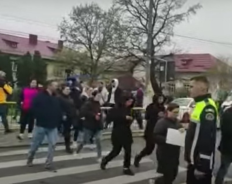 Zeci de oameni traversează cu lumânări aprinse pe trecerea de pietoni pe care un băiețel de 3 ani a fost strivit de un TIR, la Lețcani, în Iași | VIDEO