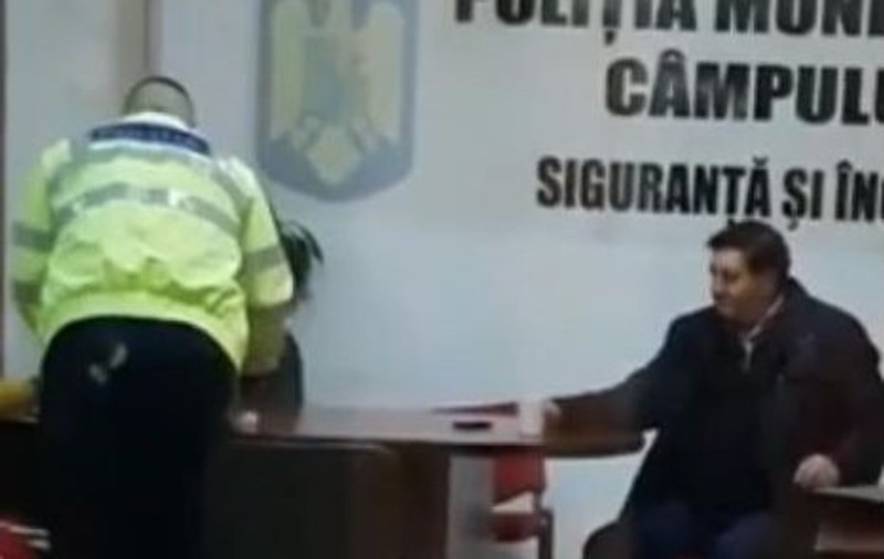 Primarul din Câmpulung Muscel a condus băut. Liviu Ţâroiu a rămas fără permis după ce a făcut accident cu mașina Primăriei