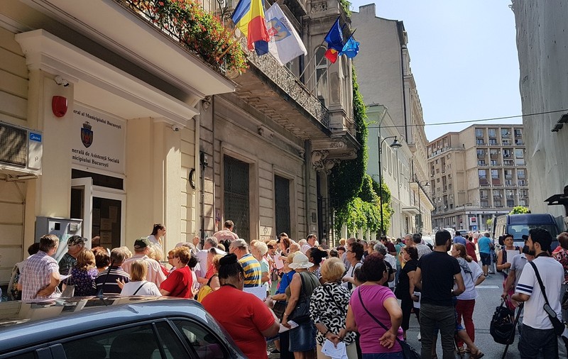 VIDEO/ Aglomerație la taberele gratuite pentru pensionari oferite de Primăria București: “Vreau să trec și eu granița măcar o dată-n viață!”