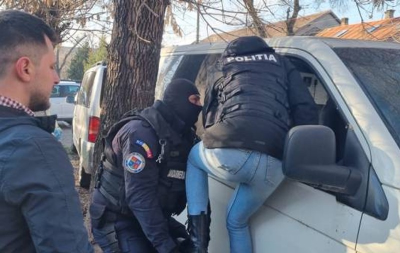 Percheziții la o grupare care aducea țigări din Serbia și le vindea în Timișoara. Contrabandiștii, filați luni de zile de anchetatori