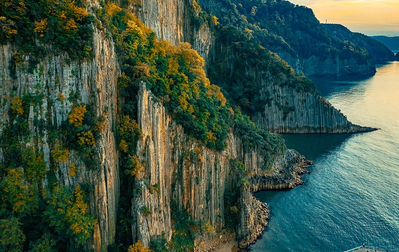 „Doar 4 în lume. Sunt din alt tărâm”. Coloanele de lavă din Bartin, o minune naturală veche de 80 de milioane de ani