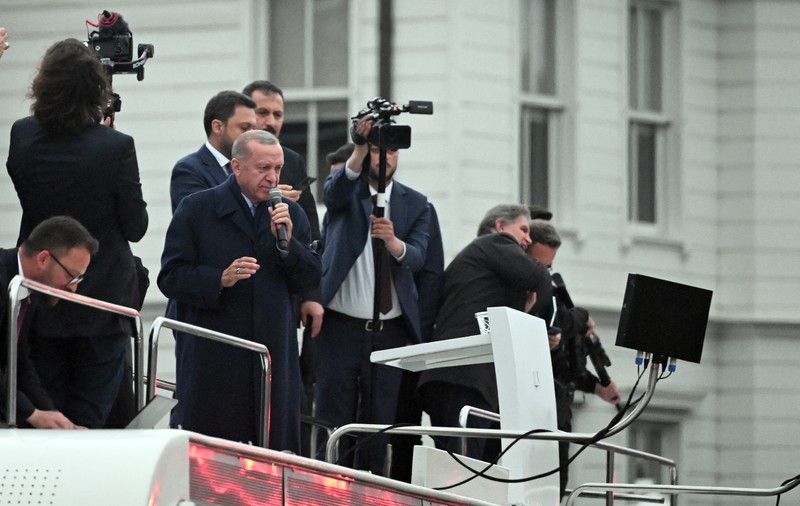 Erdogan și-a început discursul victoriei cântând, pe un autocar, în mijlocul susținătorilor. „Bye, bye, bye Kemal”
