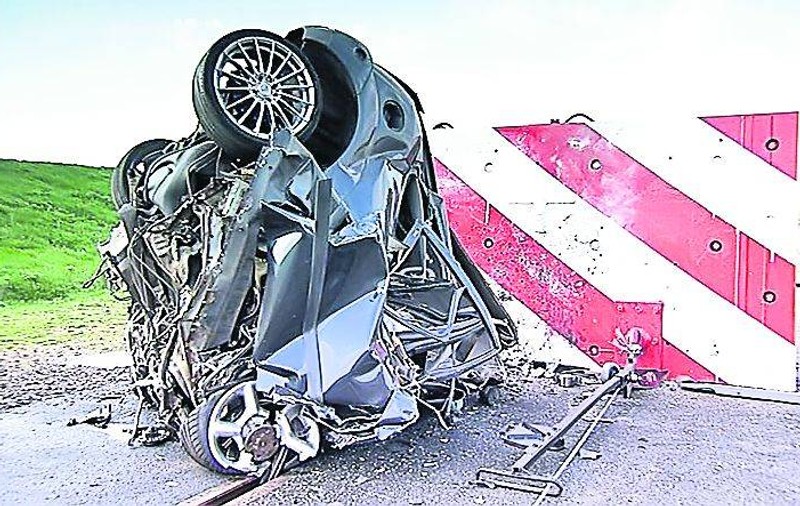 Un Porsche, făcut bucăţi pe DN7. Şoferul a murit şi alte trei persoane au fost rănite 