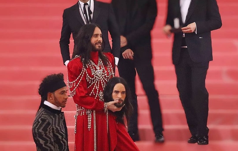 Jared Leto și-a ținut capul în mână la Met Gala! Fanii din România îl așteaptă în iulie, la Electric Castle